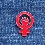 rött feministmärke